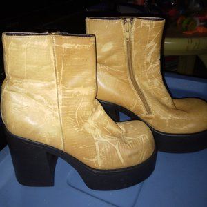 2000s Candies cream color chunky boot heels